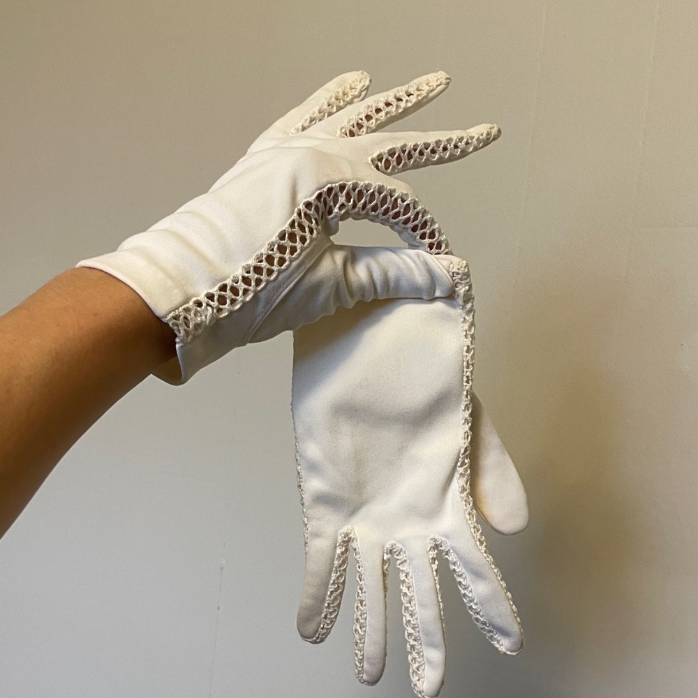 Elegant White Lace Gloves